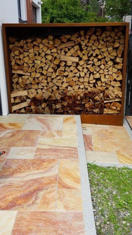 Travertin-Platten mit Cortenstahl-Holzlager